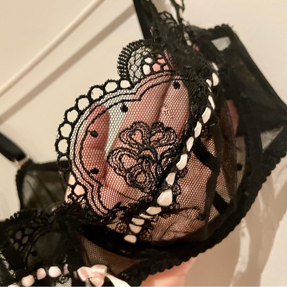Black lace Agent Provocateur Bra with interwoven pink trim. size 32C - Picture 7 of 9